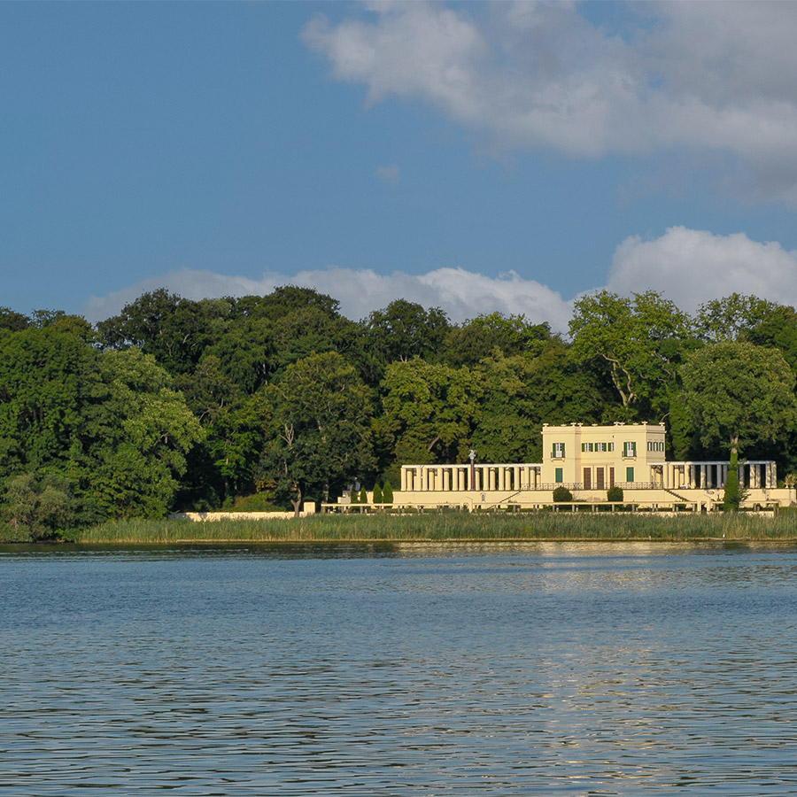 Blick über den Jungfernsee auf das Casino Glienicke