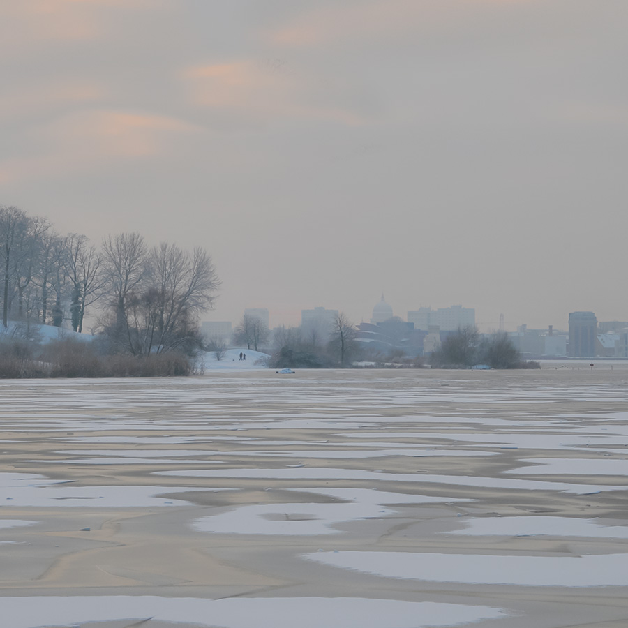 Blick über den gefrorenen Tiefen See